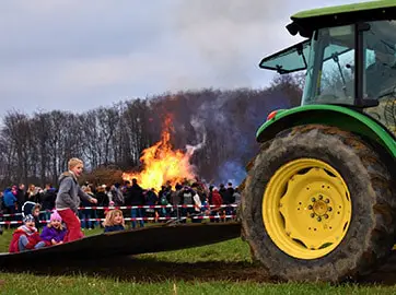 Kinder beim Treckersurfer im Hintergrund das Osterfeuer Osnabrück