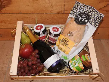 ein Präsentkorb für ein besonderes Frühstück mit Sekt, Bio-Brot, Honig aus Osnabrück, Konfitüre und Obst