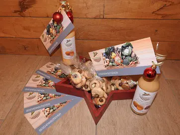 Geschenkgutschein für den Hofladen Hauswörmann ist als Präsent am Likör platziert
